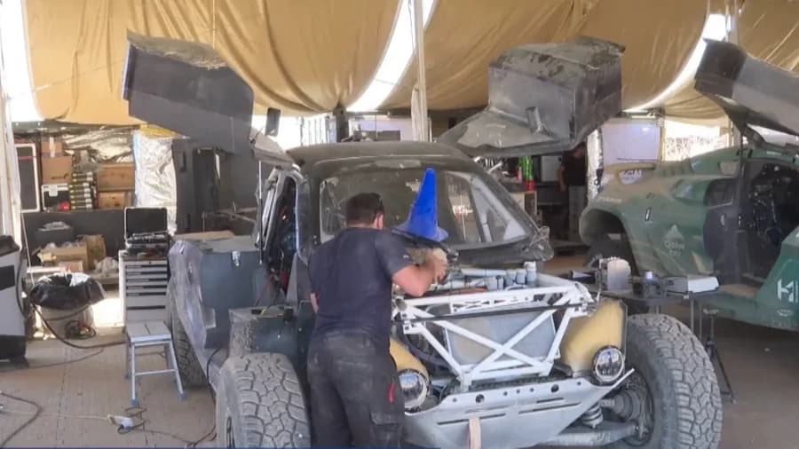 Hydrogen Cars Race Across the Deserts of Saudi Arabia