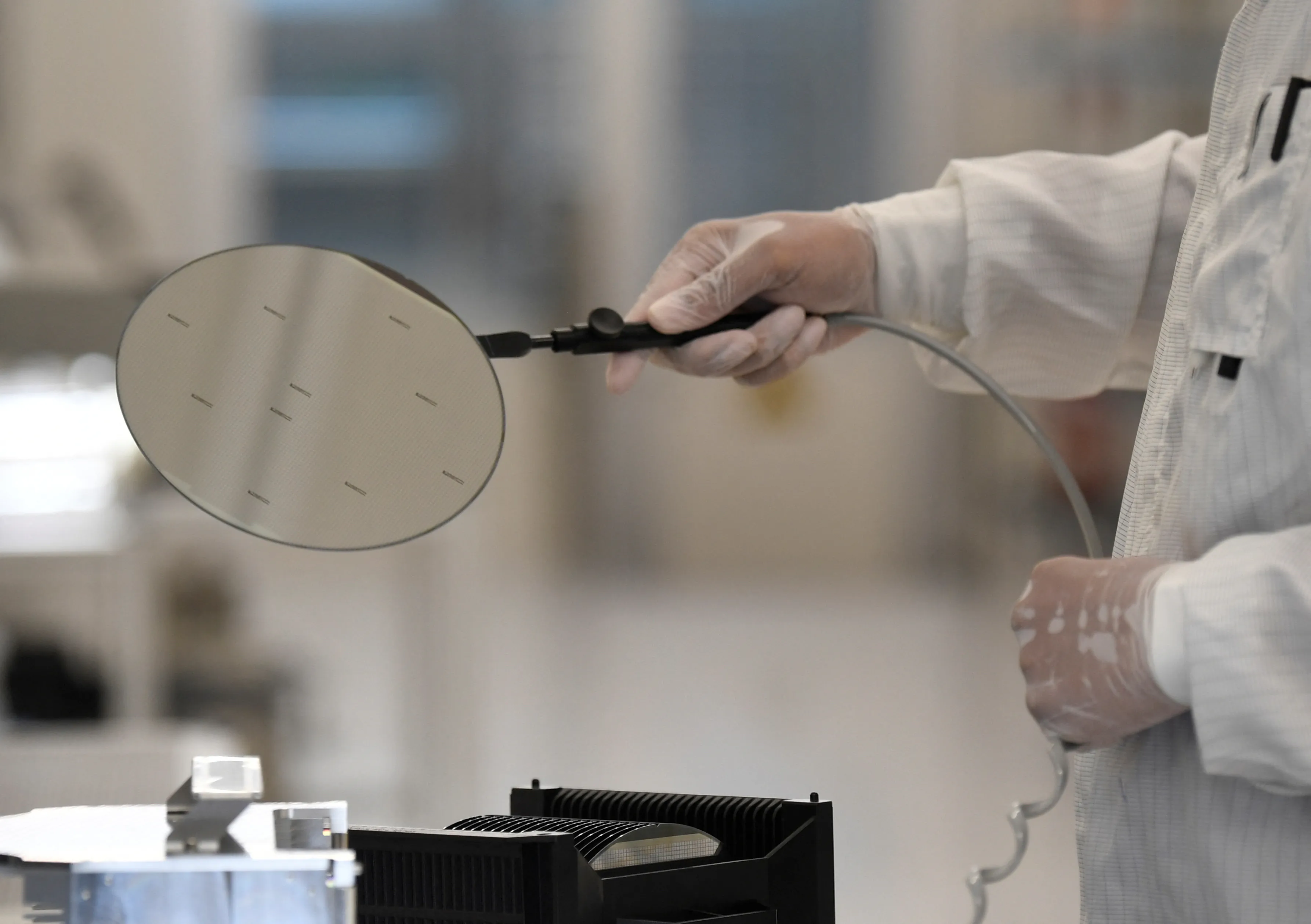 Chipmaker Nexperia's China Arm Tells Staff to Ignore Dutch HQ, Deepening