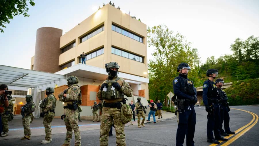 House Panel Urges Apple, Google to Remove Apps That Track ICE Agents