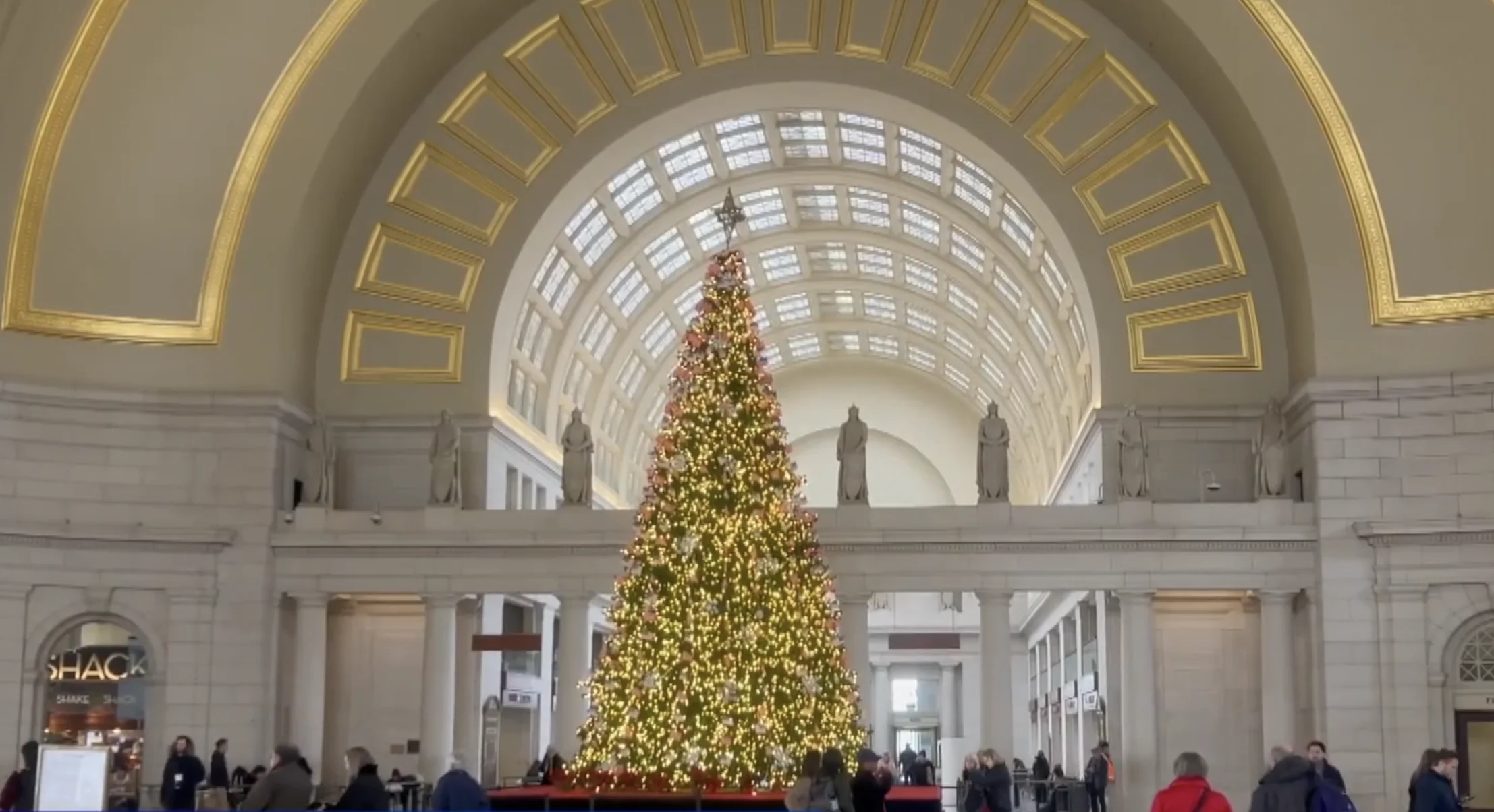 Trump Signs Executive Order Declaring Christmas Eve and Dec. 26 as Federal