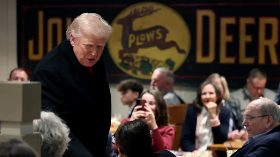 Iowa Diner Asks to Pray for Trump Before Midterm Campaign Speech