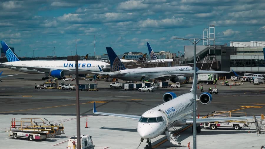 Holiday Travel, Food Aid at Risk as Shutdown Enters Fourth Week