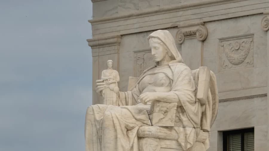 Supreme Court Honed In on Separation of Powers Issue in Trump Tariff Case: Analyst