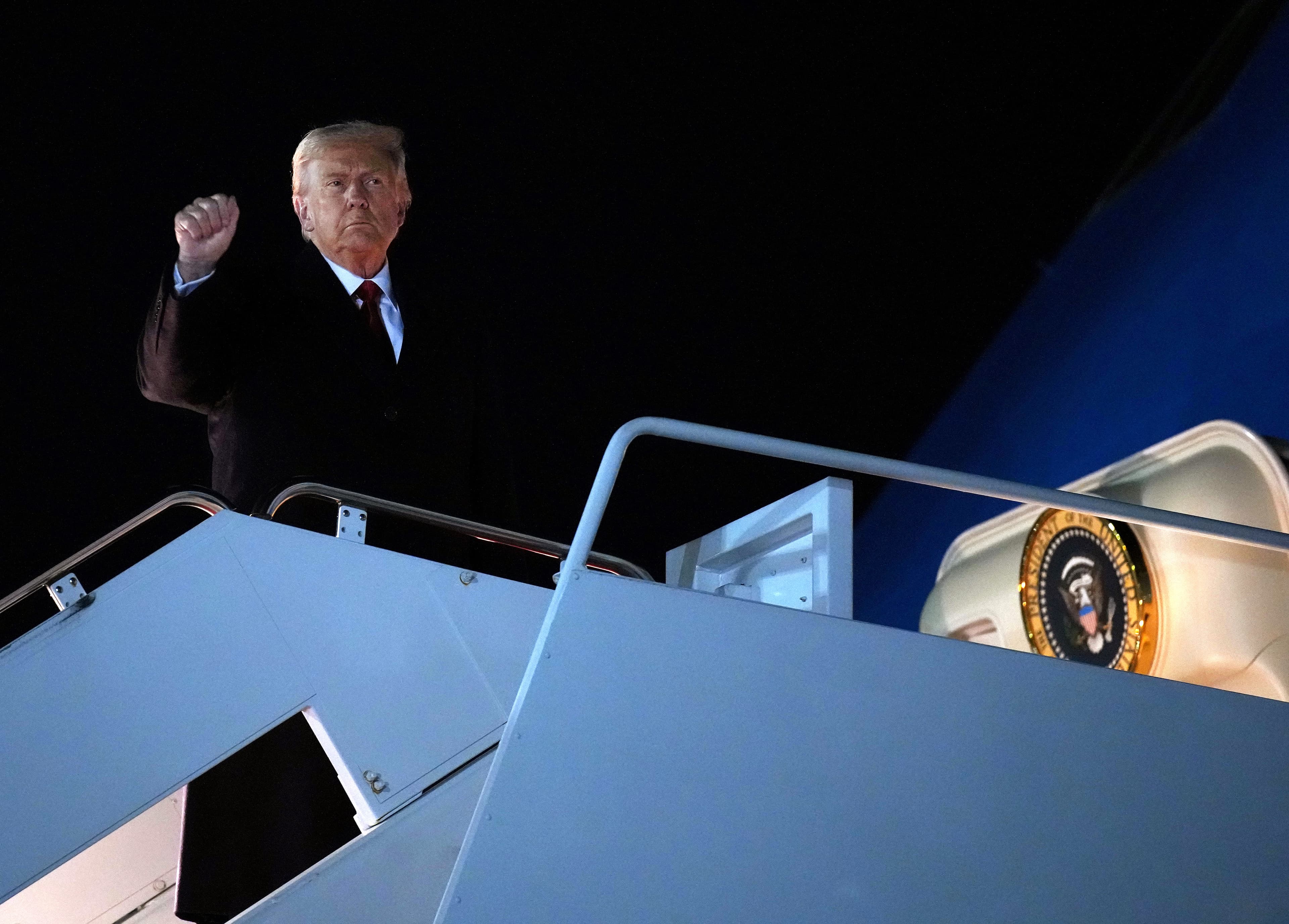 REPLAY: Trump Meets With Qatari Emir, Prime Minister, Talks to Press on Air Force One