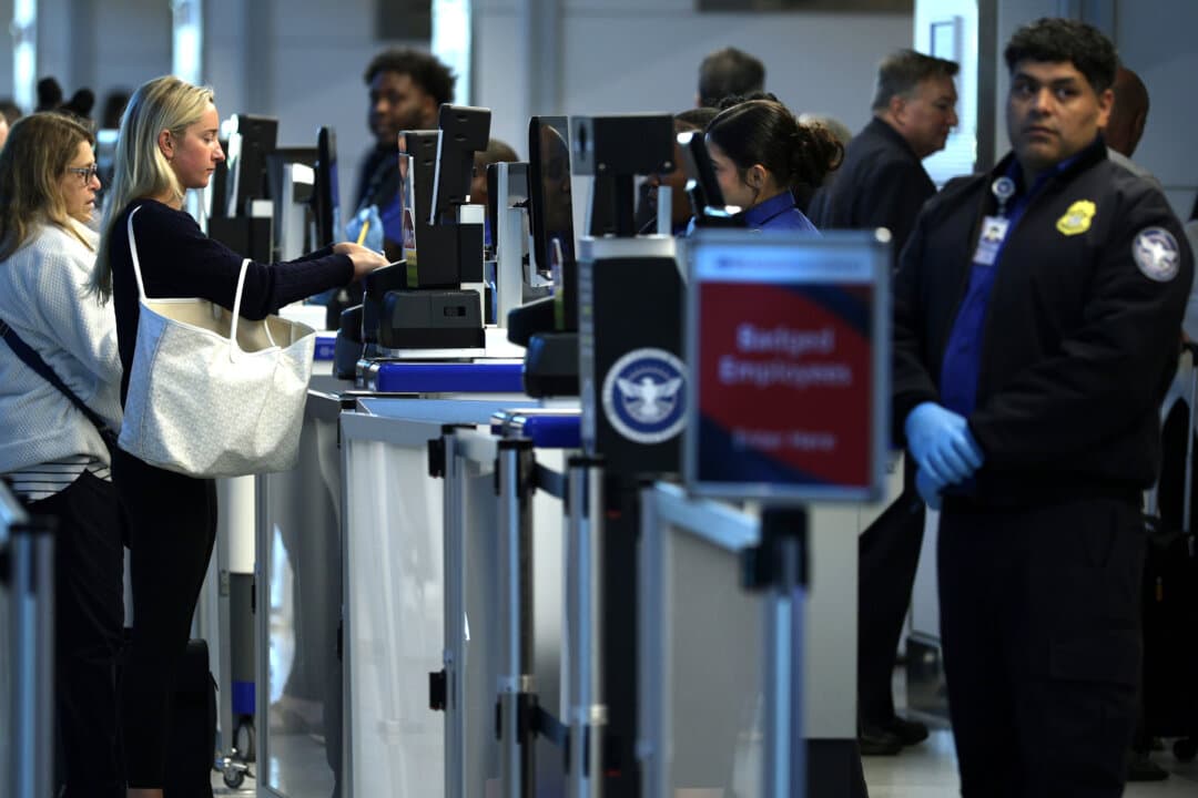 Transportation Secretary Sean Duffy Warns of Nationwide Flight Delays Amid Government Shutdown