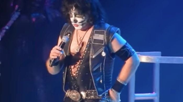 kiss stops concert