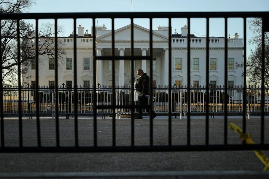 arrest loaded gun white house