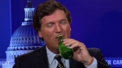 A newly leaked behind the scenes video shows Tucker Carlson mocking Fox News employees that have pronouns in their Twitter bio.